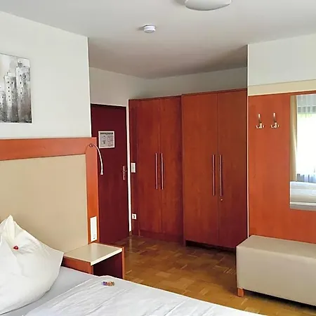 Отель Haus Mechthild Sindelfingen-maichingen Self Check-in Зиндельфинген