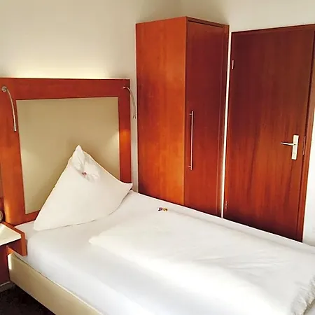 Отель Haus Mechthild Sindelfingen-maichingen Self Check-in Зиндельфинген