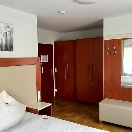 Отель Haus Mechthild Sindelfingen-maichingen Self Check-in Зиндельфинген